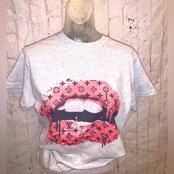 Sweatshirt Lips 👄 LV Print W/ LV Logo On The 👄 Pullover ❌PRICE FIRM❌ NO Offer - Picture 1 of 16